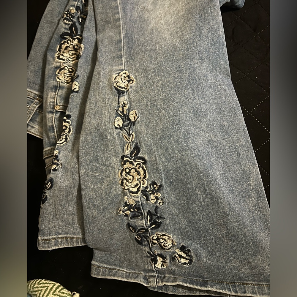 Embroidered Light Blue Boyfriend Jeans - Picture 4 of 6